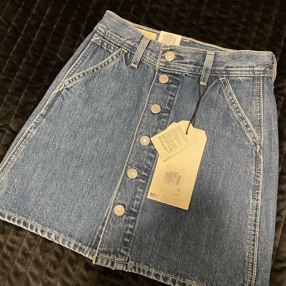 Levi’s button up skirt - Picture 3 of 5